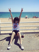 组图：夏梓桐夏日酷玩滑板 动感十足童心未泯