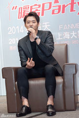 独家：朴有天上海会歌迷 黑衣亮相表情严肃