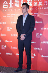 组图：台影奖郭采洁花裙俏皮 许玮宁深V性感