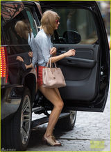 组图：斯威夫特衬衫配热裤清爽出街 秀性感长腿