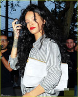 组图：蕾哈娜穿破铜牛仔裤 甜笑演绎中性美艳