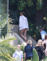 组图：大表姐詹妮弗-劳伦斯丛林拍大片 红唇露玉背美腿