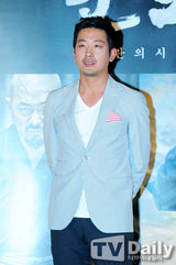 组图：韩星姜东元退伍后首亮相显拘谨