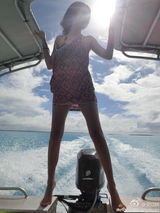 组图：安以轩清凉装展玲珑曲线 阳光下面庞精致