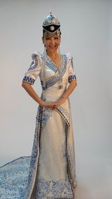 组图：乌兰图雅身佩蒙风珠宝 引领民族时尚