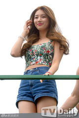 组图：miss A秀智热裤亮相街头 小蛮腰美腿吸睛