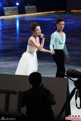 组图：张韶涵低胸白纱裙露香肩 献滑冰初体验