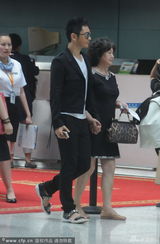 组图：黄晓明携父母现身机场 全程与妈妈手牵手