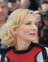 组图：布兰切特撑《驯龙高手2》 龙牙上衣超萌