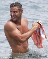 组图：隆胸女比基尼湿身海战猛男 男方水中全裸