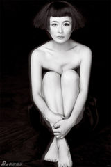组图：杨童舒黑白写真曝光 酥胸微露娇媚冷艳