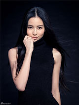 组图：温心写真优雅高贵 黑色礼服尽显纤细魅力