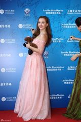 组图：电视华鼎奖红毯 郑爽仙气佟丽娅美艳