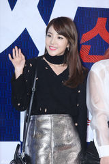 独家：崔丹尼尔宣传新片戴眼镜似哈利波特