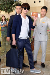 组图：张根硕亮相机场 黑超遮面露浅笑