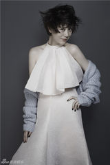 组图：海清封面写真换装卖萌 深V御姐秒变软妹