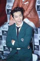 独家：SJ变彩虹团 希澈特立独行偏爱剪刀手