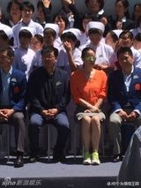 组图：王菲李亚鹏出席嫣然活动 橘色衬衣抢眼