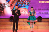 组图：乌兰托娅家乡开唱 父爱主题姐姐助阵