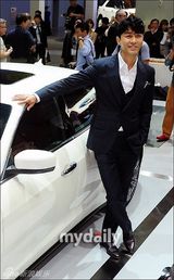 组图：赵寅成等现身釜山车展 看完帅男看车模