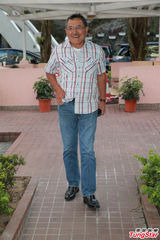 组图：刘丹探望孙女笑不拢嘴 与杨幂父母合影