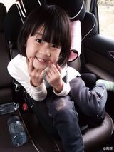 组图：陆毅萌女贝儿咧嘴甜笑 唇红齿白精灵古怪