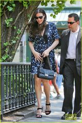 组图：丽芙-泰勒遇妖风掀裙摆 露黑色内裤尴尬