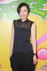 组图：郑欣宜被男伴托举 肥胖女星大摆撩人pose