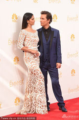 组图：马修-麦康纳携设计师妻子亮相红毯