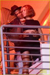 组图：碧昂丝与老公酒后兴致高 贴面搂腰似热恋