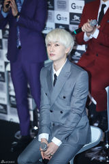 独家：SJ变彩虹团 希澈特立独行偏爱剪刀手