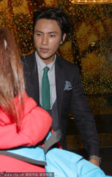 组图：陈坤夏雨上海现身 路遇粉丝合影毫无架子