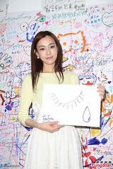 组图：范玮琪白裙清新支持公益 体验盲眼作画