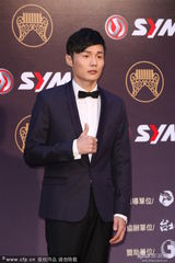 组图：大热黑马李荣浩红毯帅气 竖大拇指自信