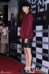 组图：张根硕红衣亮相 剪短发蓄须显沧桑