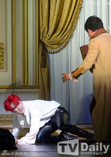 组图：JYJ金俊秀参演音乐剧 饰红发吸血鬼