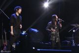 组图：五月天深圳慈善演唱会 携师弟妹支持公益