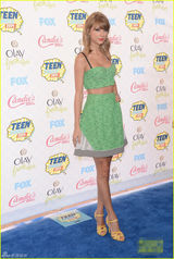 组图：斯威夫特露小蛮腰气质出众 吊带装秀美胸