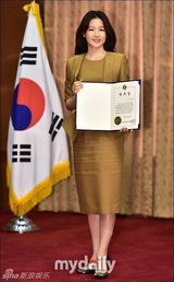 组图：李英爱出席活动 套装尽显优雅高贵