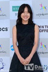 组图：韩星白珍熙出席活动 红裙优雅性感