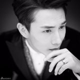 组图：戚薇李承铉婚照曝光 搞怪神情恩爱秀婚戒