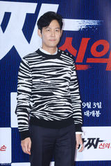 独家：崔丹尼尔宣传新片戴眼镜似哈利波特