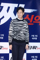 独家：崔丹尼尔宣传新片戴眼镜似哈利波特