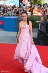 组图：威尼斯电影节开幕 华语女星闪耀红毯