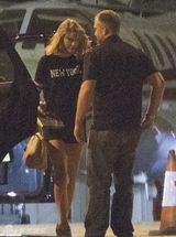 组图：壕气冲天！泰勒-斯威夫特乘私人飞机出游