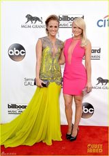 组图：公告牌红毯群星璀璨 夏奇拉洛佩兹斗性感