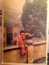 组图：众星晒童年萌照庆儿童节 自幼星范儿足