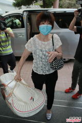 杨幂出院气色佳 刘恺威与爸妈提婴儿篮护驾(图)