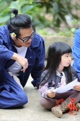 组图：萌娃独自出任务集市砍价 爸爸变装成妖怪