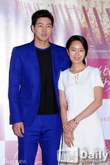 组图：韩星尹珍瑞镂空白裙优雅亮相试映会